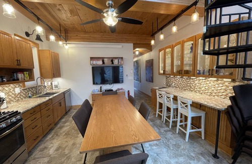 South Side Flats House | PROFESSIONALLY CLEANED/QUARANTINED