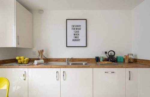 Coventry Apartment | Progress Apartment, 2Bed, Coventry Centre Apt w/Parking + 350Mbps WiFi