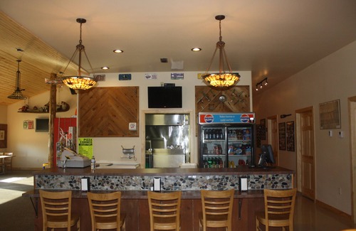 Ponsford Cabin | PROMO 20% WEEKLY AND MONTHLY DISCnCharming Lake View Cabin with Resort Amenities