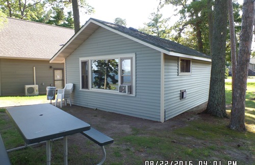 Ponsford Cabin | PROMO 20% WEEKLY AND MONTHLY DISCnCharming Lake View Cabin with Resort Amenities