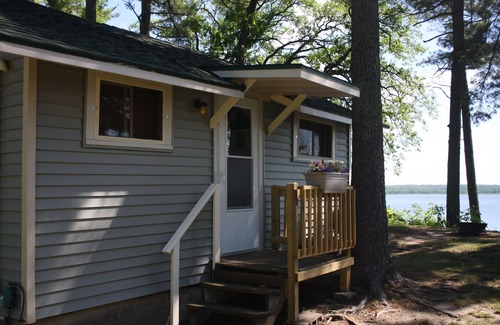 Ponsford Cabin | PROMO 20% WEEKLY AND MONTHLY DISCnCharming Lake View Cabin with Resort Amenities