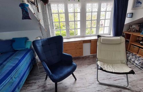 Le Palais House | PROMO CAUSE DESISTEMENT . SMALL HOUSE OF FISHERMAN IN BEAUTIFUL ISLAND IN SEA
