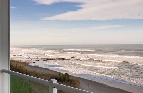 Lincoln City Condo | Promo! Oceanfront Condo w/Private Hot Tub, Indoor Pool, WiFi and More!