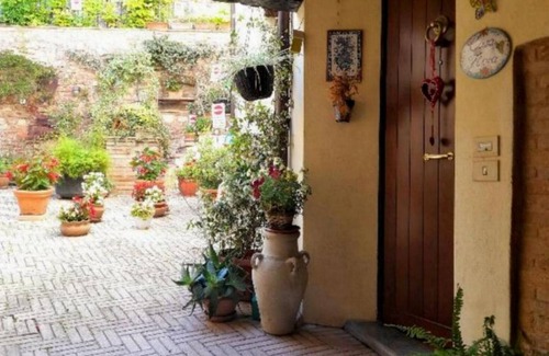 Spello House | PROMOTION-In one of the most beautiful and evocative villages in Italy Flora house