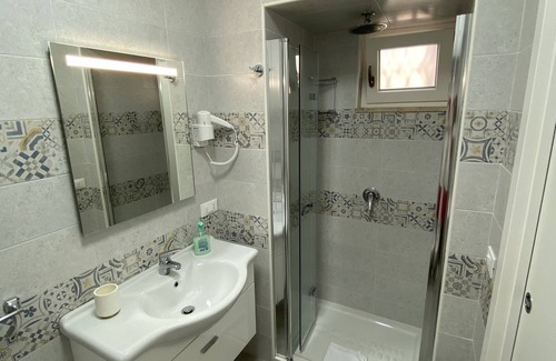 L'Assunta House | PROMOTION "TOURISTHOUSE MONOPOLI 10" ROOM1 TRIPLE WITH EN SUITE BATHROOM