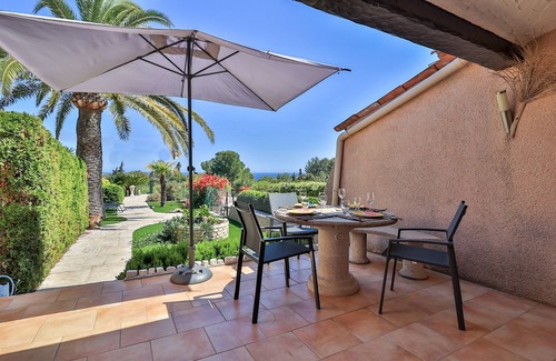 Saint-Raphael House | Provençal-style cottage for 3 persons, terrace, garden, sea view, BBQ grill