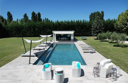 Salon-de-Provence Villa | provencal farm house with heated pool located to salon de provence, 12 people
