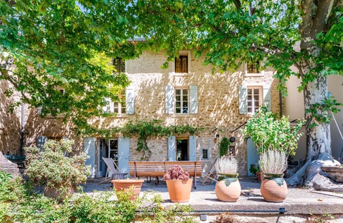 Serignan-du-Comtat Ski Chalet | Provencal house with courtyard and pond - Provence