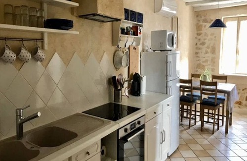 Orange House | Provence Orange, 4* in restored farmhouse for 5 with terrace, swimming pool and parking lot