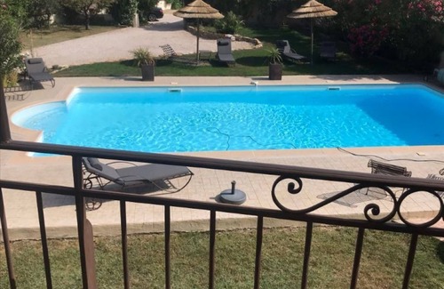 Orange House | Provence Orange, 4* in restored farmhouse for 5 with terrace, swimming pool and parking lot