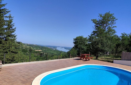Sremski Karlovci Villa | Pruža jedinstveno iskustvo koje kombinuje prirodnu lepotu, luksuz i opuštanje.