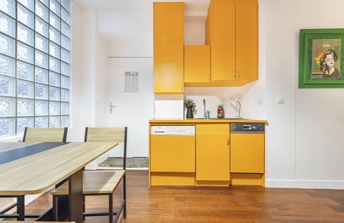 Quartier de la Folie-Mericourt Apartment | Psychédelique, 2BR/2BA, 4 people