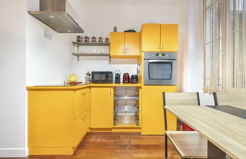 Quartier de la Folie-Mericourt Apartment | Psychédelique, 2BR/2BA, 4 people
