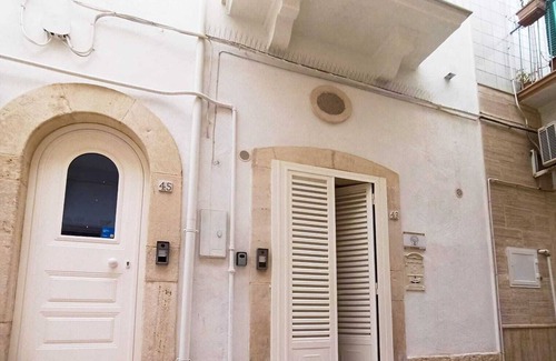 Mola di Bari House | Puglia Holiday Home, 10 minutes away from Polignano a mare. Newly renovated