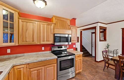Wallace House | Pulaski Trail Escape/Fully Stocked Kitchen/Sleeps 18 w Off Street Parking