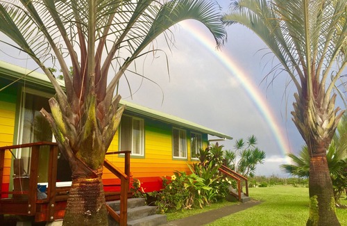 Pahoa Cottage | Puna Rainforest Hotspring Retreat -Rainbow Cottage with ocean views