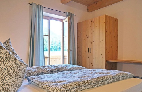 Hohenreuth Apartment | Pure relaxation in the Almbach vacation apartment: enjoyment of nature and coziness combined