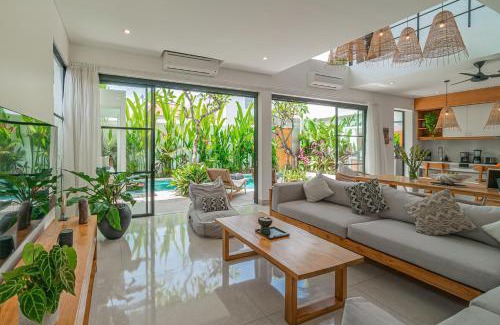 Berawa Villa | Puri Senang - Luxury 4BR Pool Villa in Central Berawa, Near Beach