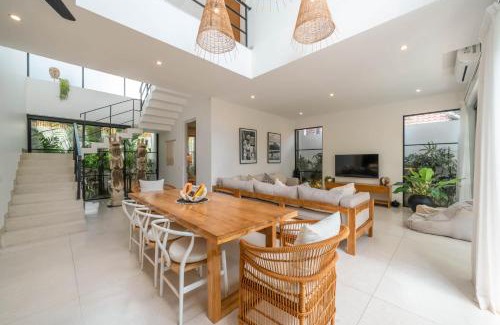 Berawa Villa | Puri Senang - Luxury 4BR Pool Villa in Central Berawa, Near Beach