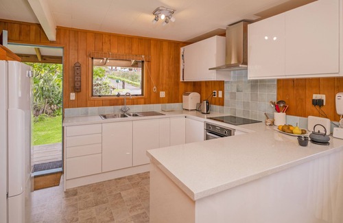 Rings Beach House | Puriri Cottage - Kuaotunu Holiday Home