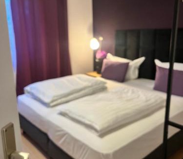 Rastpfuhl Apartment | Purple Escape Balkon Netflix zentral
