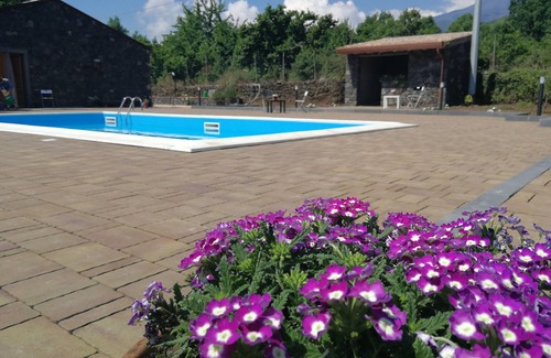 Mascali Apartment | Purple in the park: where to listen to silence and watch the stars