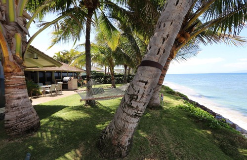 Halama Street House | Pvt Oceanfrt home w heated pool, hot tub, sunsets, kayaks, turtles & Whales!