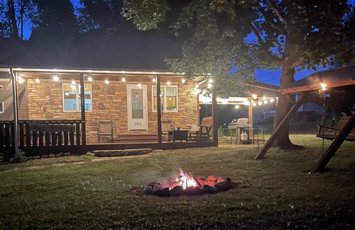 Pymatuning Central House | Pymatuning 5 Bedroom - Lake access - Sleeps 12 New for 2023 - boat mooring/dock