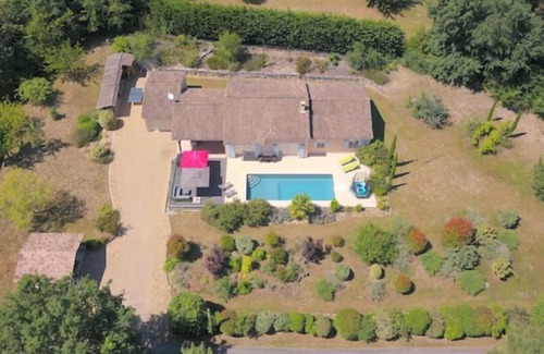Issac House | Pyraine, Nature et Piscine