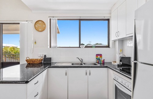 Alexandra Headland Apartment | Quaint 2-Bed Beach Abode with Ocean Views