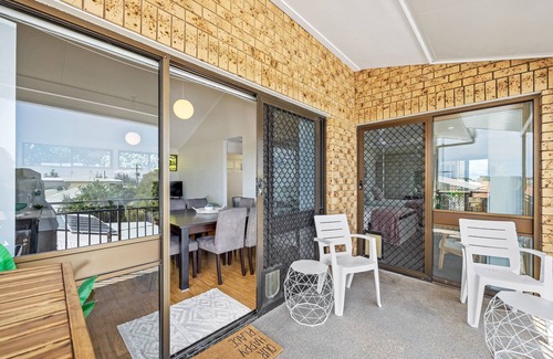 Alexandra Headland Apartment | Quaint 2-Bed Beach Abode with Ocean Views