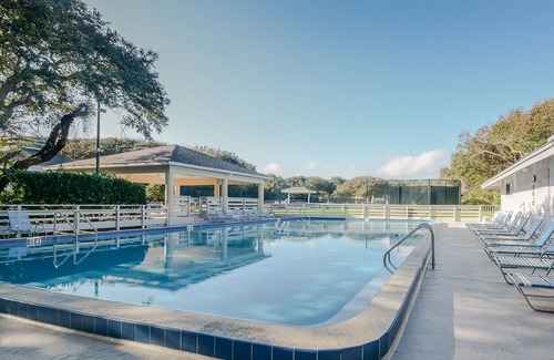 New Smyrna Beach Condo | Quaint 2 bedroom 2 bath villa Walking distance to the car free beach. S4358