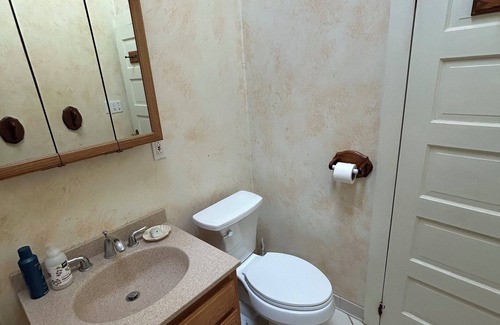 North Salem Cottage | Quaint 2-bedroom cottage in North Salem with WiFi access