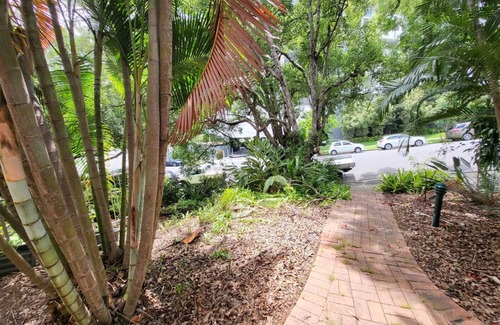 Toowong Apartment | Quaint 2BHK with Cozy Garden | Single Room | Double Room, Heart of Toowong, BNE