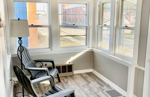 Port Clinton House | QUAINT 2BR LAKE COTTAGE 1 MINUTE WALK TO JET EXPRESS AND RESTAURANTS
