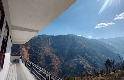 Kotgarh House | Quaint 4-bedroom house in Kumarsain with stunning mountain views