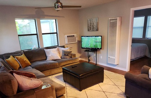 Tarrytown Cottage | Quaint ACL Hideout In Luxury Neighborhood Near Downtown