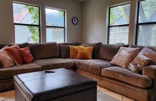 Tarrytown Cottage | Quaint ACL Hideout In Luxury Neighborhood Near Downtown