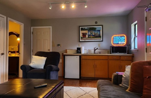 Tarrytown Cottage | Quaint ACL Hideout In Luxury Neighborhood Near Downtown