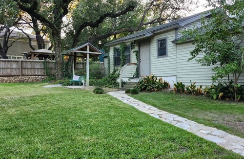 Tarrytown Cottage | Quaint ACL Hideout In Luxury Neighborhood Near Downtown
