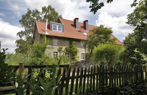 Detmold House | Quaint apartment with fireplace and sauna