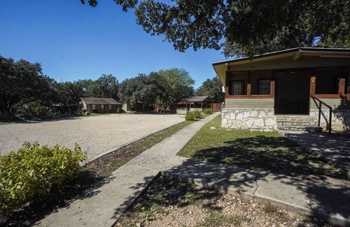 Concan Cabin | Quaint cabin located near the Frio River