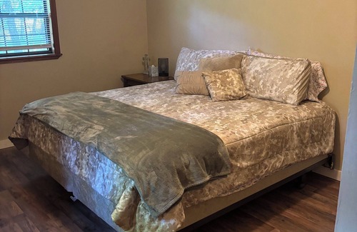 Pocahontas Cabin | Quaint cabin on 18 Private acres, Local river access near property,