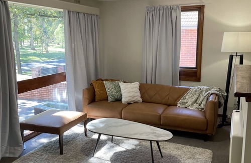 Yarralumla House | Quaint & Cosy Stay in leafy prestigious suburb