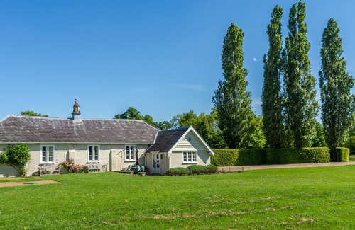 Higham House | Quaint cottage in the middle of a large beautiful private park - Barhams Cartlodge