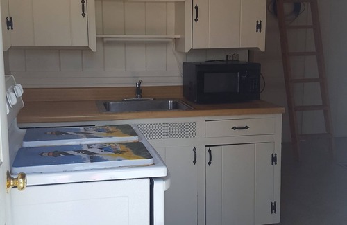 Dennis Port House | Quaint cottage within a 5 (2/10 mile) minute walk to the beach & restaurants