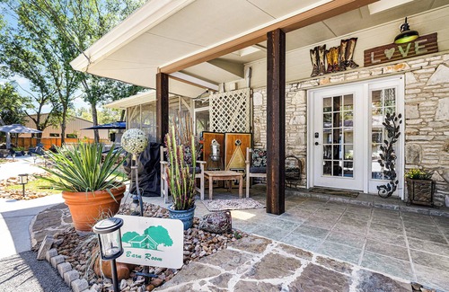 Gruene House | Quaint, Cozy, Spacious, Airy .one of Gruene's favorites.