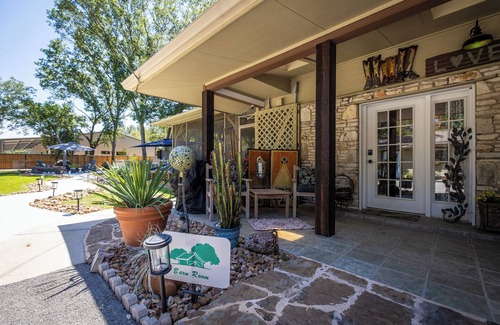 Gruene House | Quaint, Cozy, Spacious, Airy .one of Gruene's favorites.