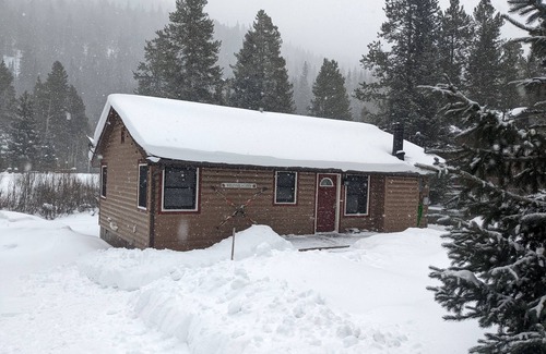 Blue River House | Quaint Dog Friendly Cabin with private sauna and hot tub 7 minutes from Breck