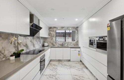 Glenfield House | Quaint Double Room - Centrally Located at Glenfield - Shared Bathroom